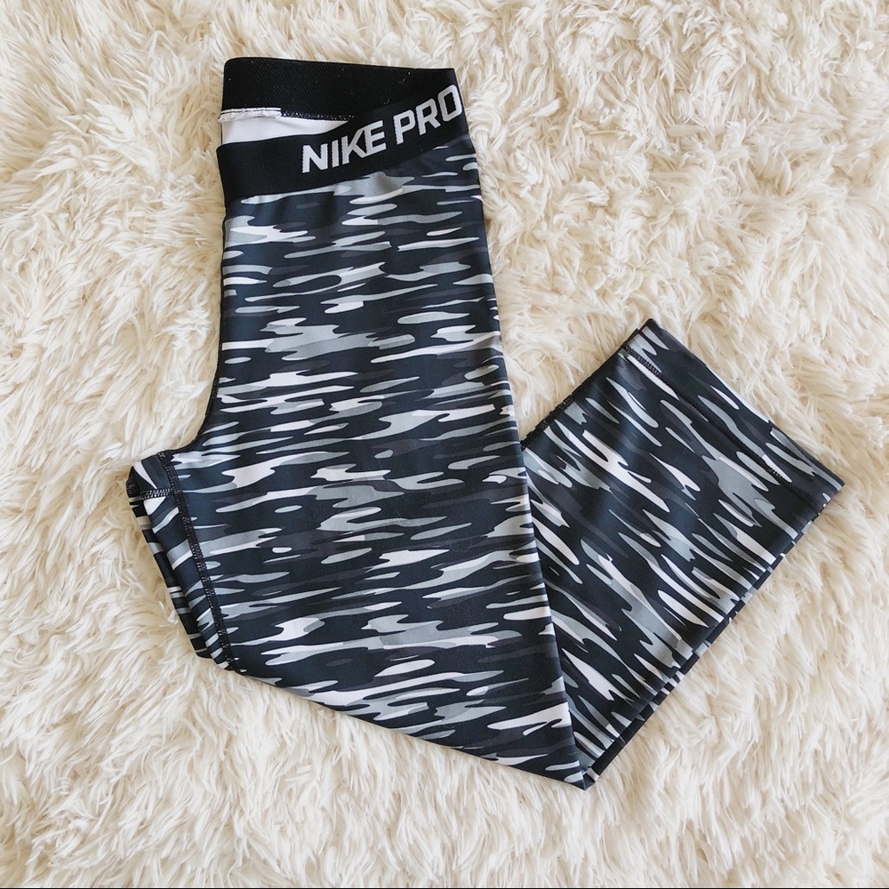 NIKE PRO Camo Capri Leggings Size Medium